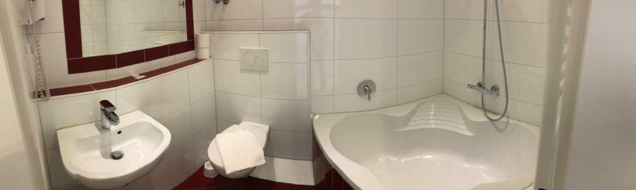 Hotel Berlin Schwetzingen Bagian luar foto